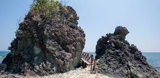 Morrice Dera Beach Rangat twin rock formation